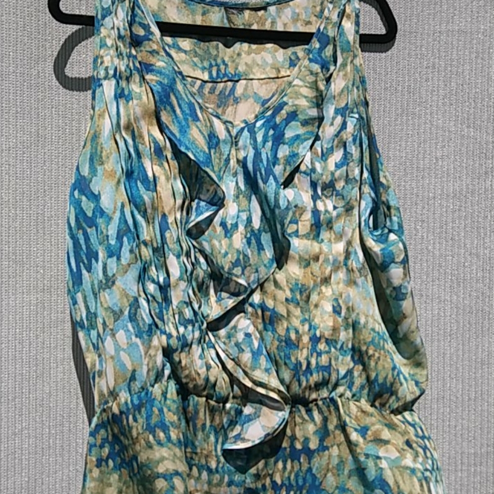 Pretty, light sleeveless V-neck top
